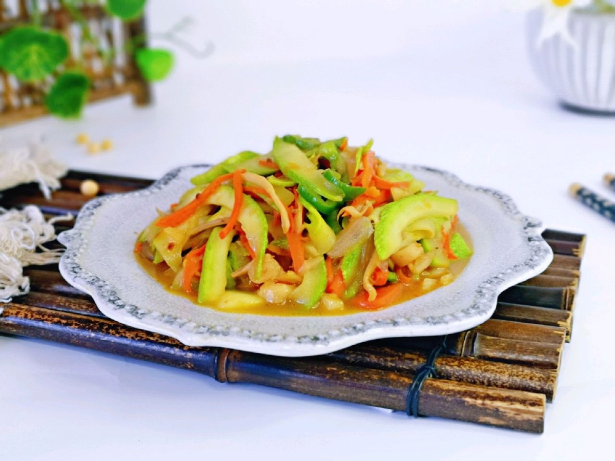 家常西葫芦炒三丝做法简单鲜美清淡很适合夏天吃