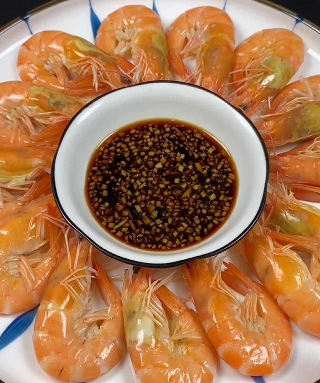 白灼虾不要用开水烫,教你一招配上秘制蘸料,虾肉鲜甜,回味无穷