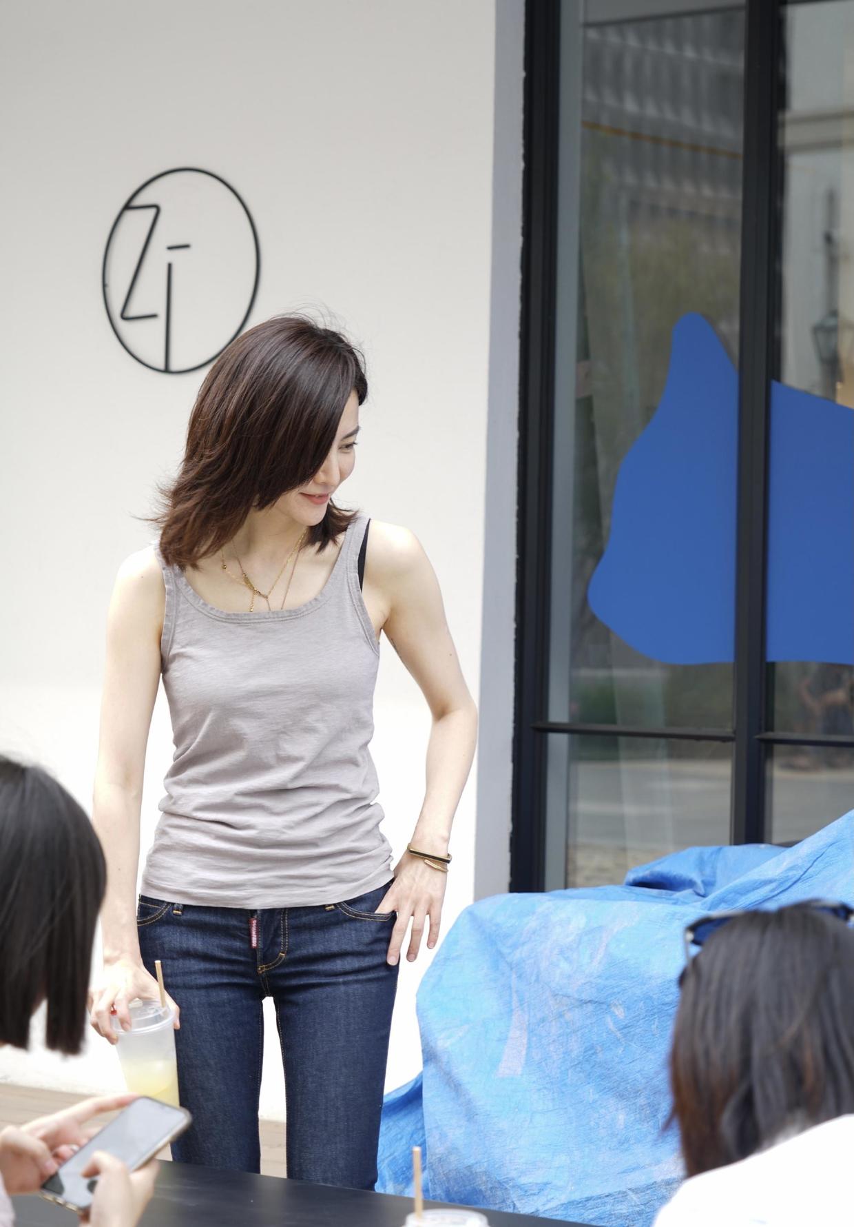 刘孜才是真正的时髦精穿彩色印花裙也不花哨反而优雅大气