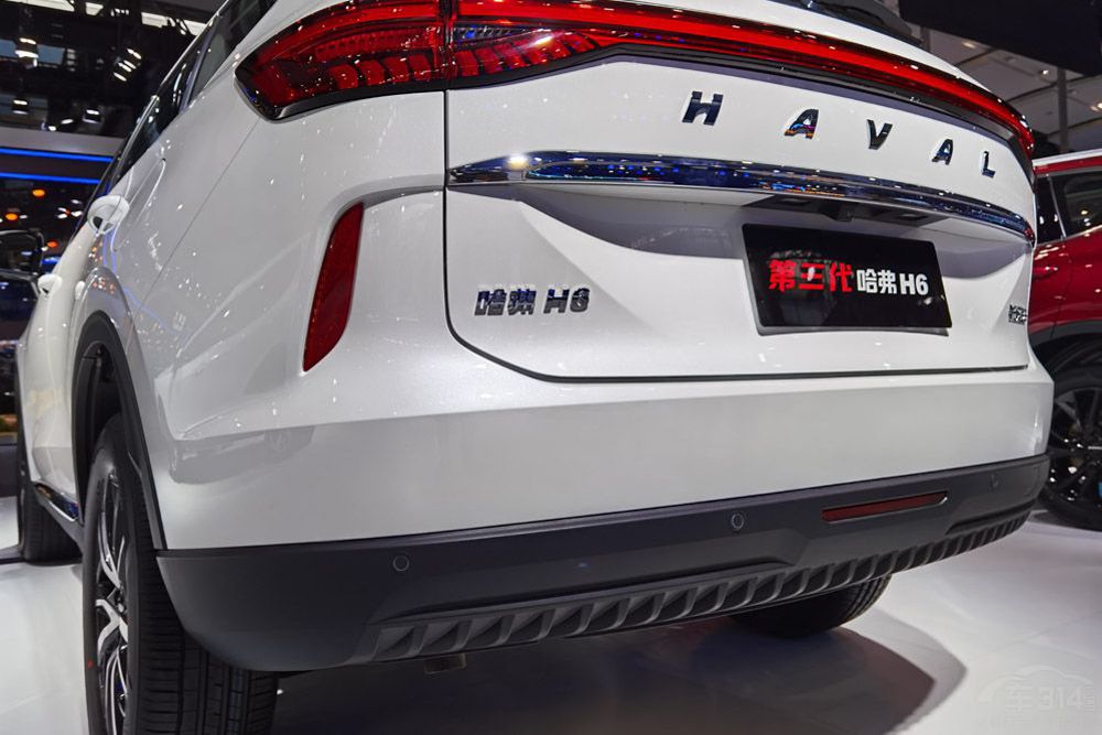 对比哈弗h6国潮版与第三代哈弗h6差不多的价格消费者会买谁