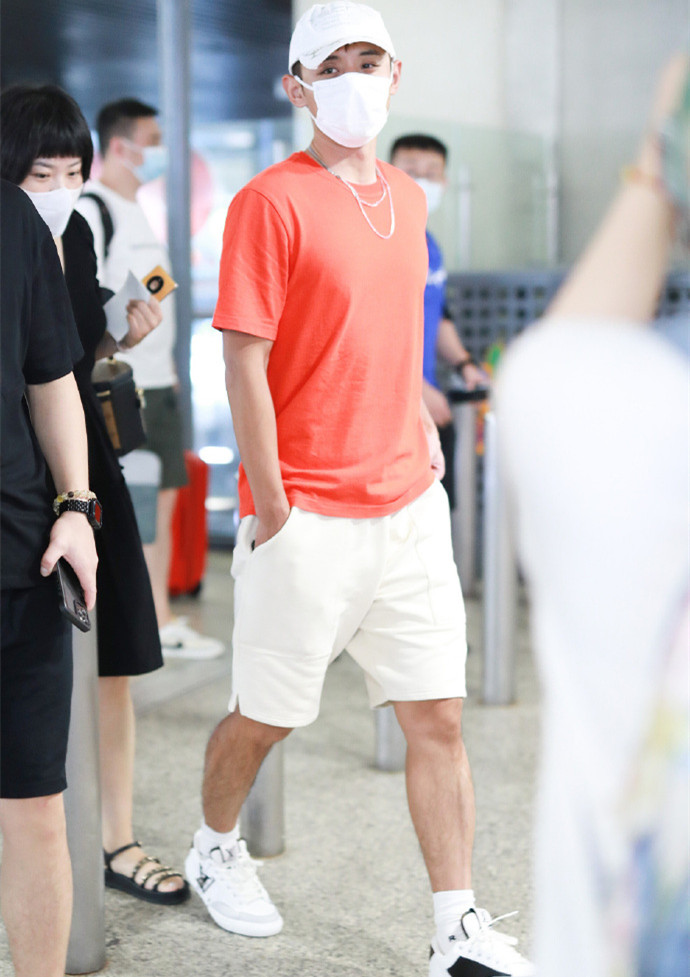 张继科没去东京奥运会也傲娇穿纯色t恤插兜走机场又痞又帅