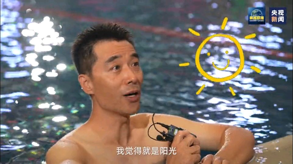 但傅园慧有现场对他传授游泳技巧,国家队名将亲自给郭志坚指点,这种