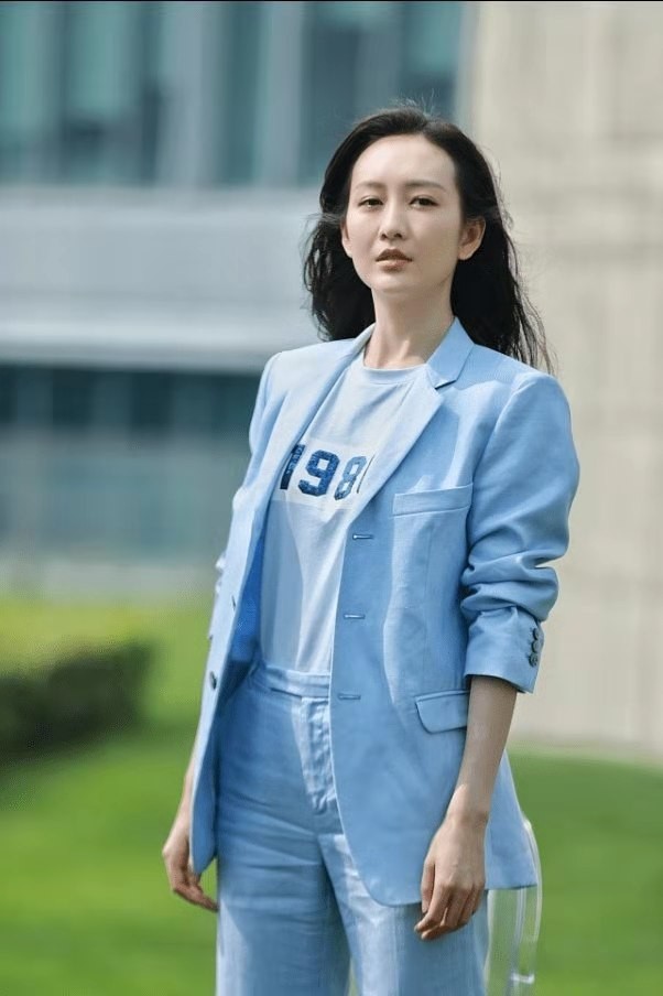 王鸥好身材真任性,穿中性西装帅气显独立,叉开腿坐气质很大佬|王鸥