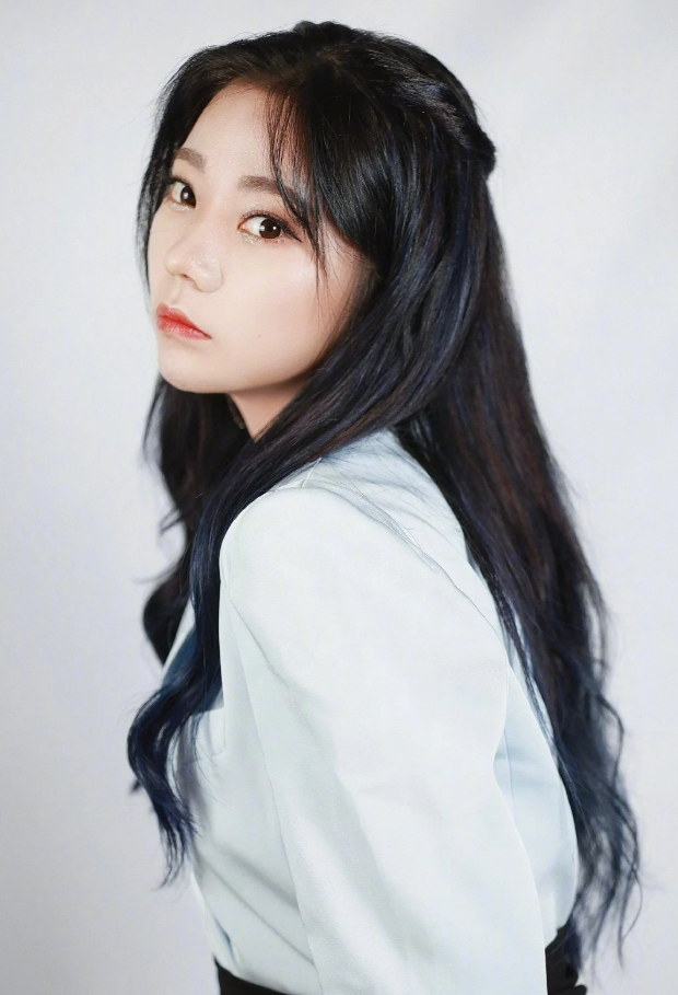 张紫宁出道4周年纪念,水蓝西装优雅干练,拼接腰带设计感十足