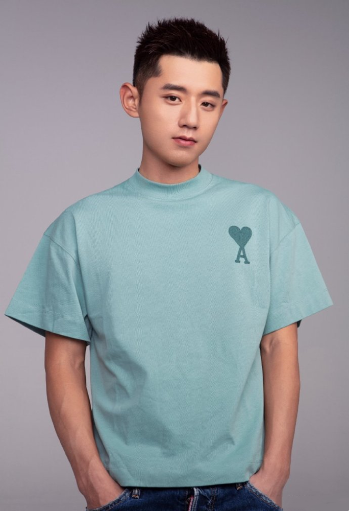 张继科没去东京奥运会也傲娇穿纯色t恤插兜走机场又痞又帅