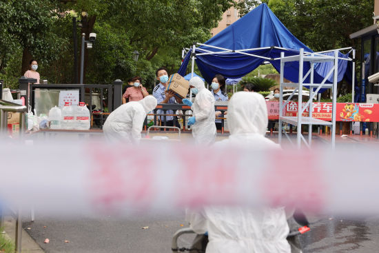 心圆西苑内党旗飘扬疫情当前这群党员民警挺身而出