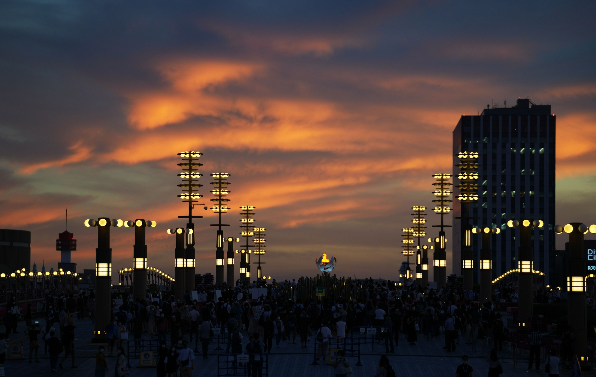 这是8月5日傍晚拍摄的东京奥运会圣火台.新华社记者 李尕 摄