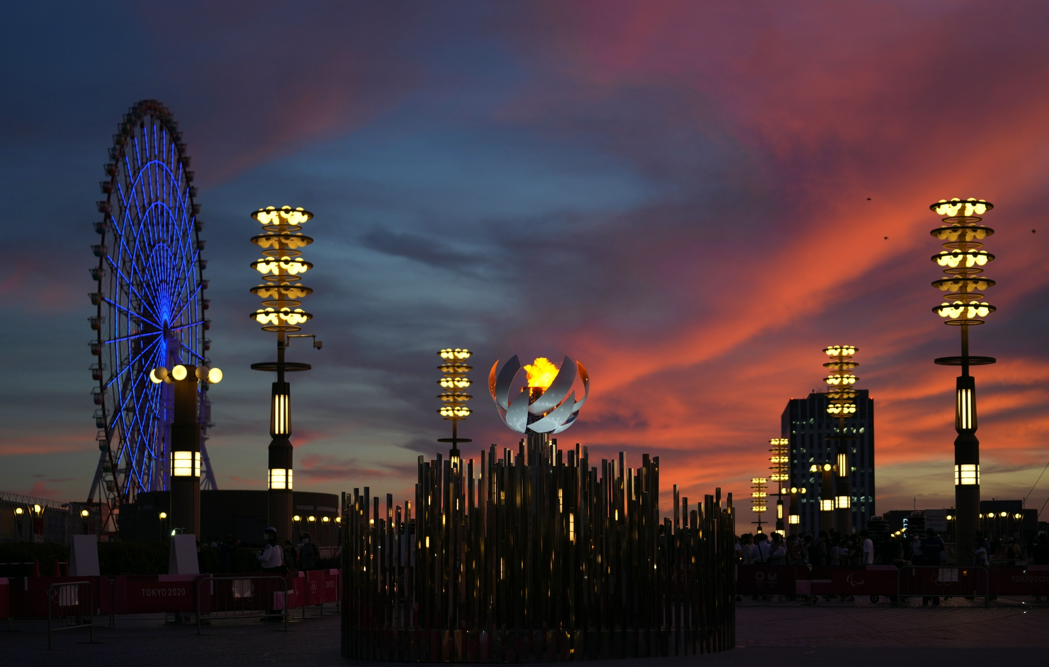 这是8月5日傍晚拍摄的东京奥运会圣火台.新华社记者 李尕 摄