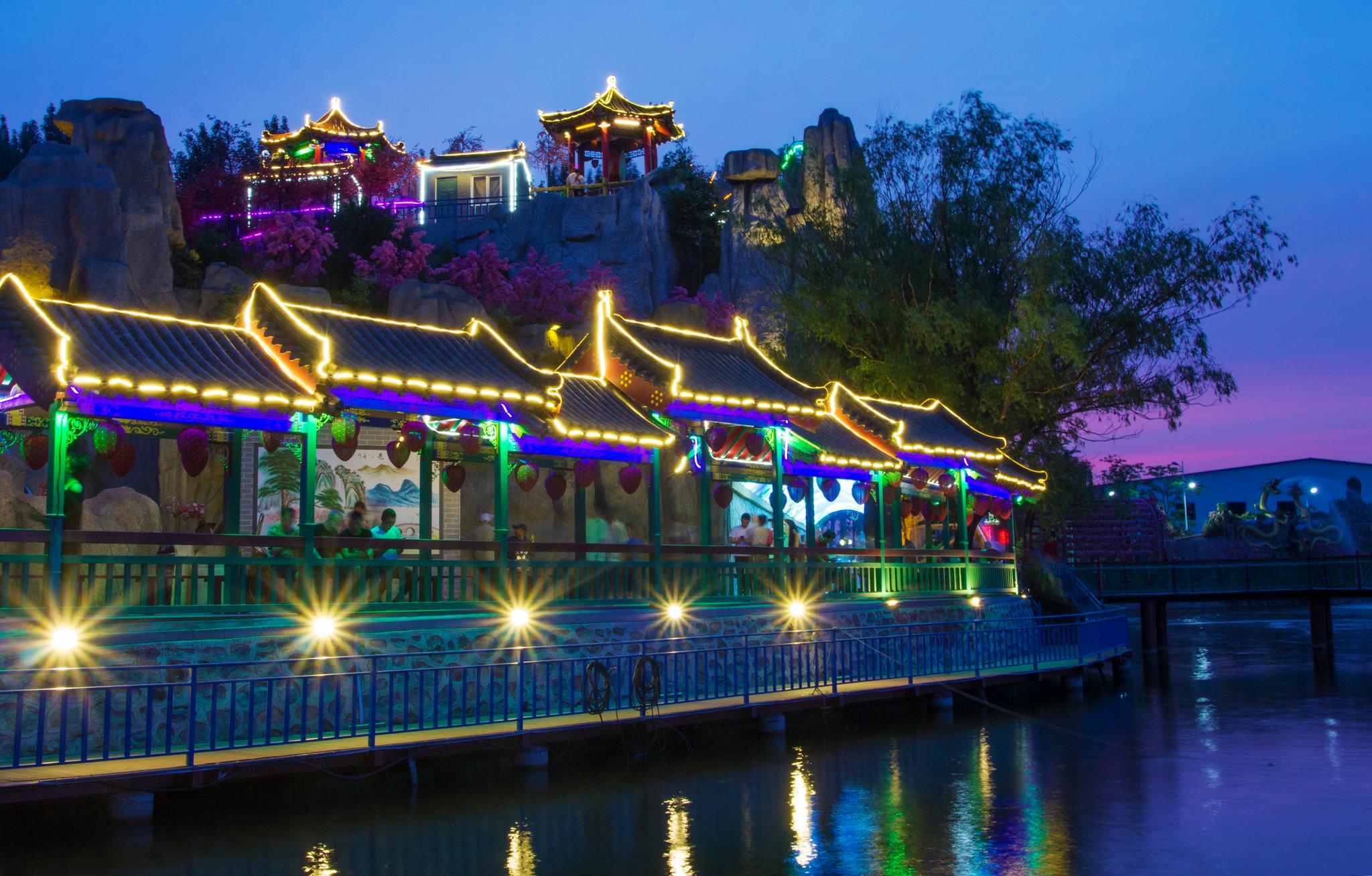 前杜村草莓主题游乐园的夜景.(前杜村村委会供图)