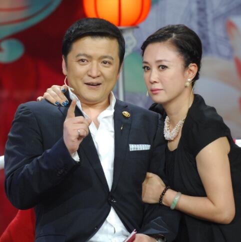 傅艺伟57岁的面容有皱纹才真实美颜的又白又假没一点老人样