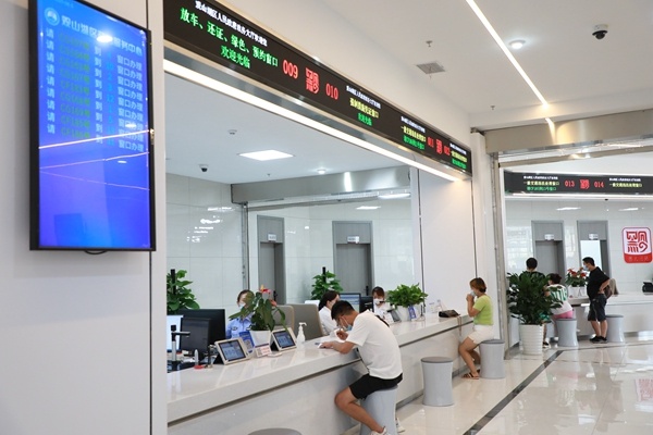 人民政府政务大厅正式投入使用,目前已进驻43家单位(含公共服务企业)