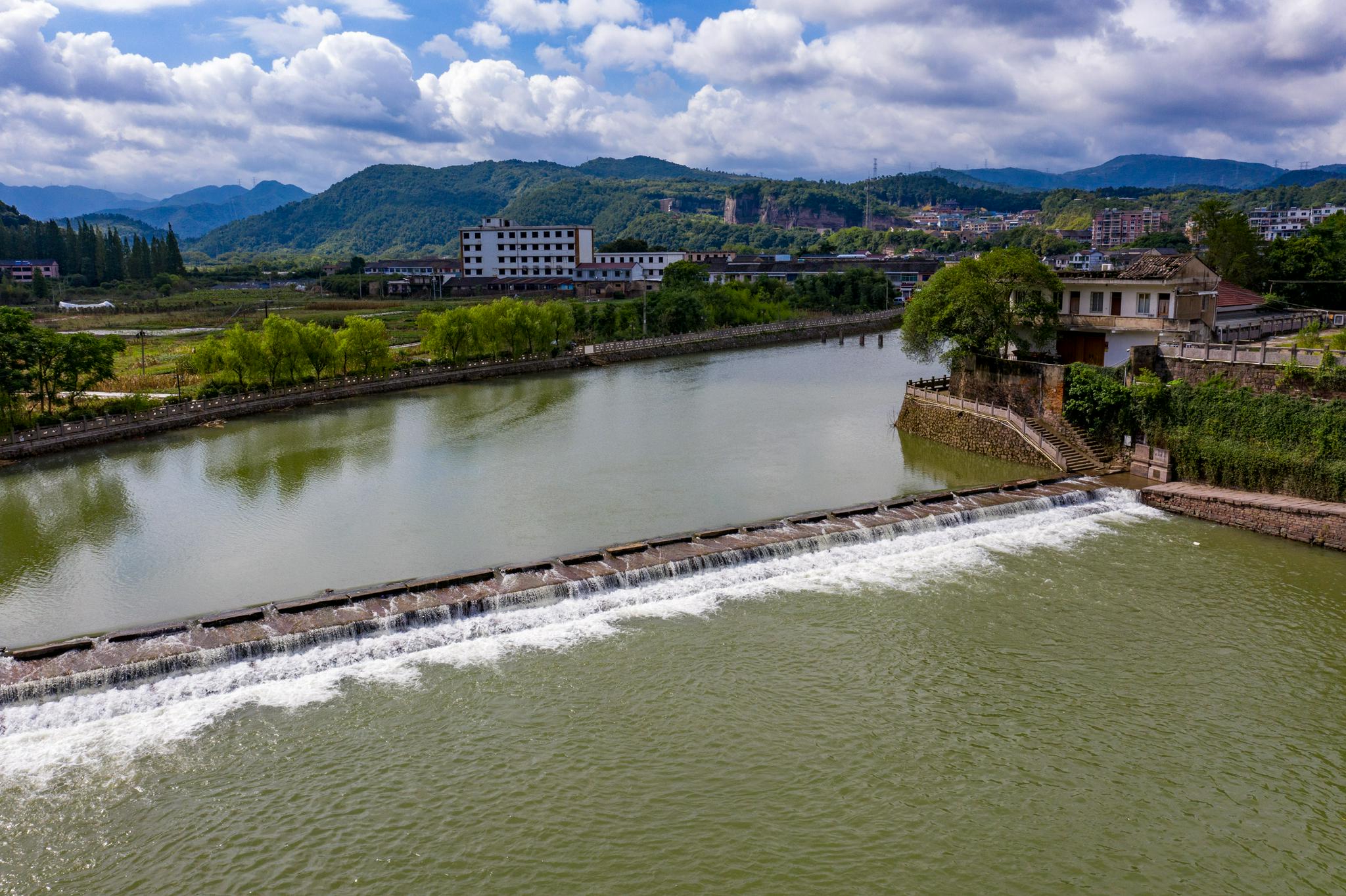 宁波海曙它山堰上水流激荡