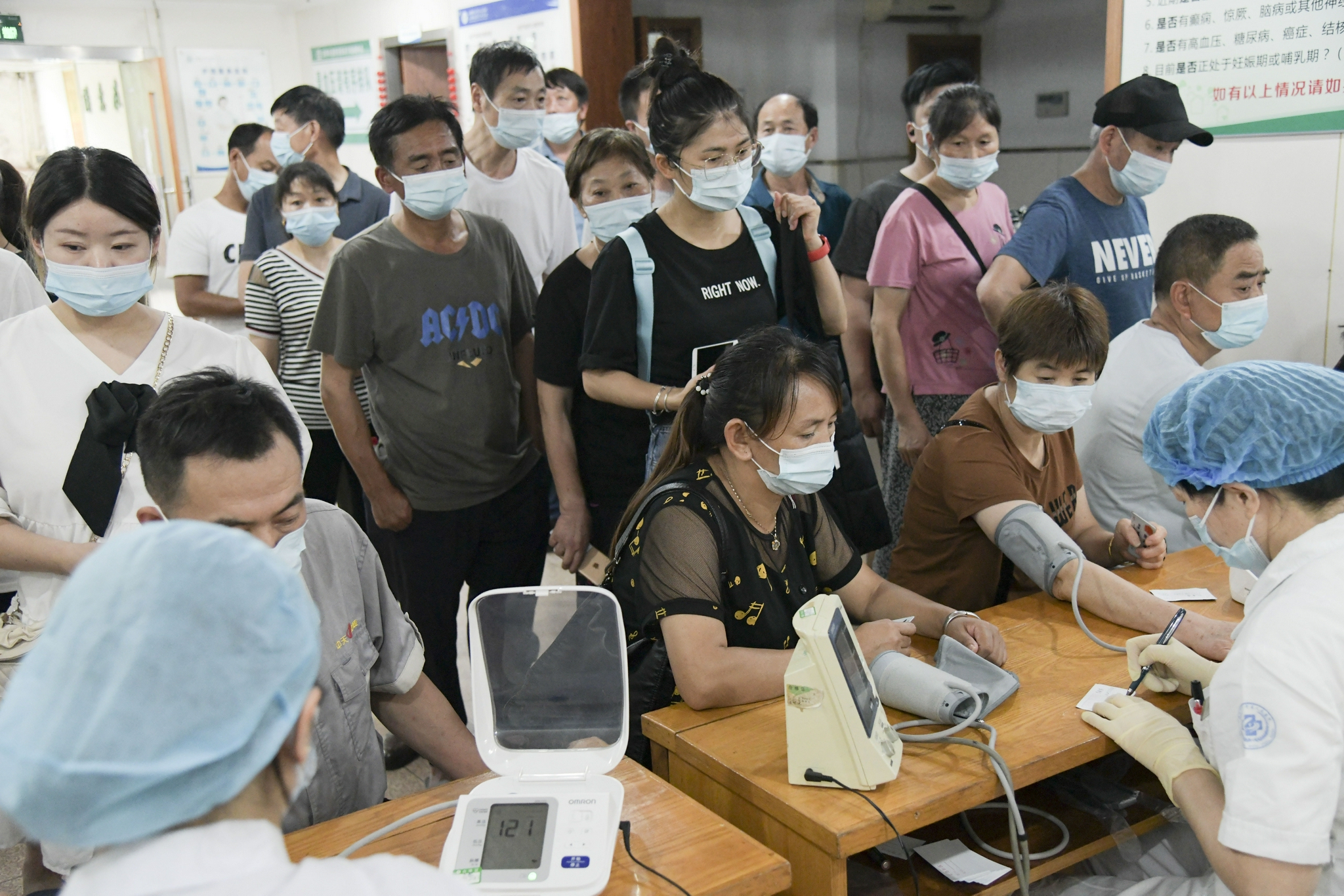 杭州市民有序排队打疫苗