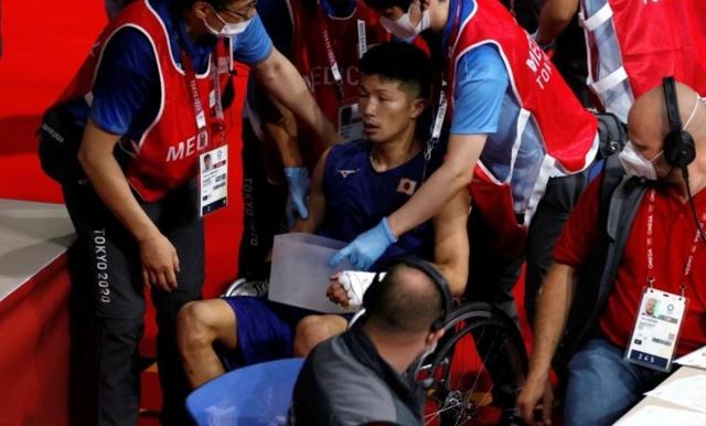 东京奥运会再惹争议日本选手被打到缺氧坐轮椅还能拿冠军