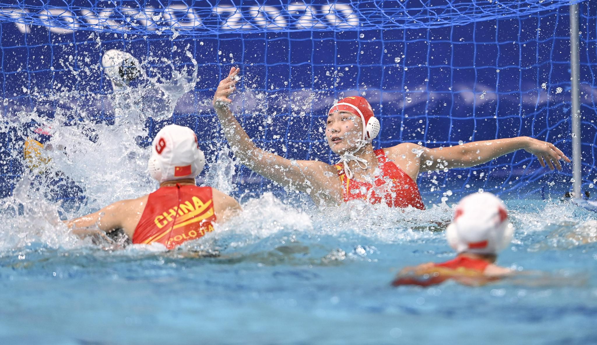 8月5日,中国队守门员沈轶能(上)在比赛中.