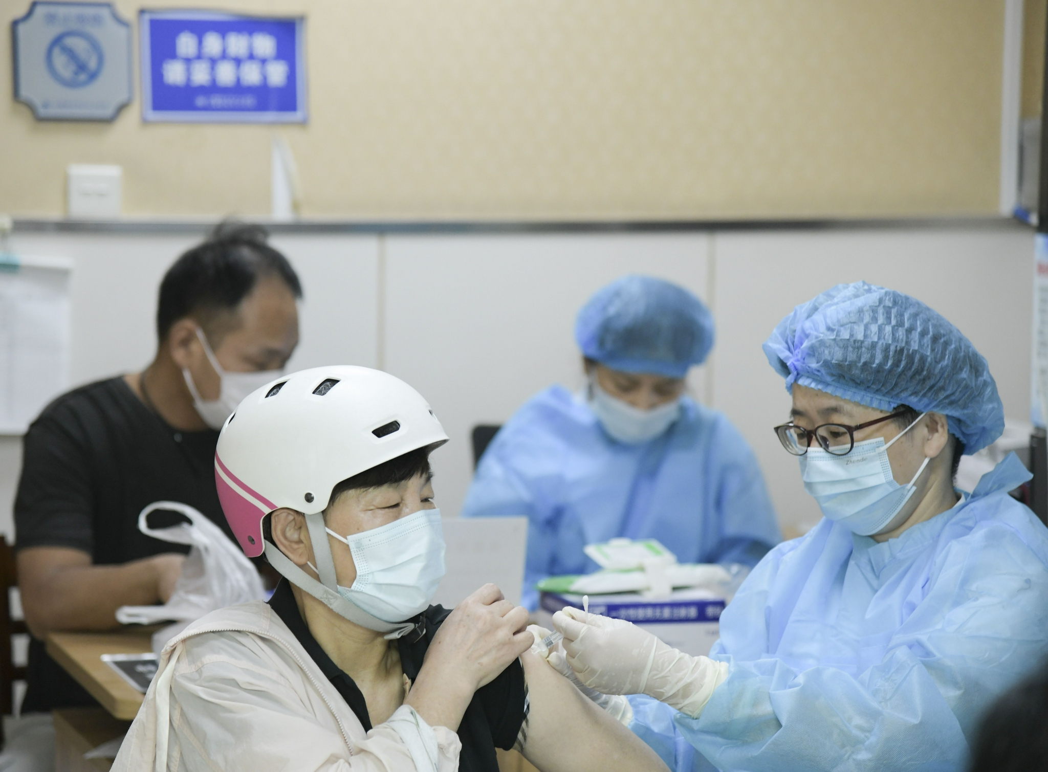 杭州市民有序排队打疫苗