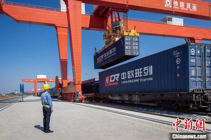 今年以来，广东中欧班列已累计发送货物10079个标箱，运送民生和产业链物资10.67万吨。 明绮清 摄