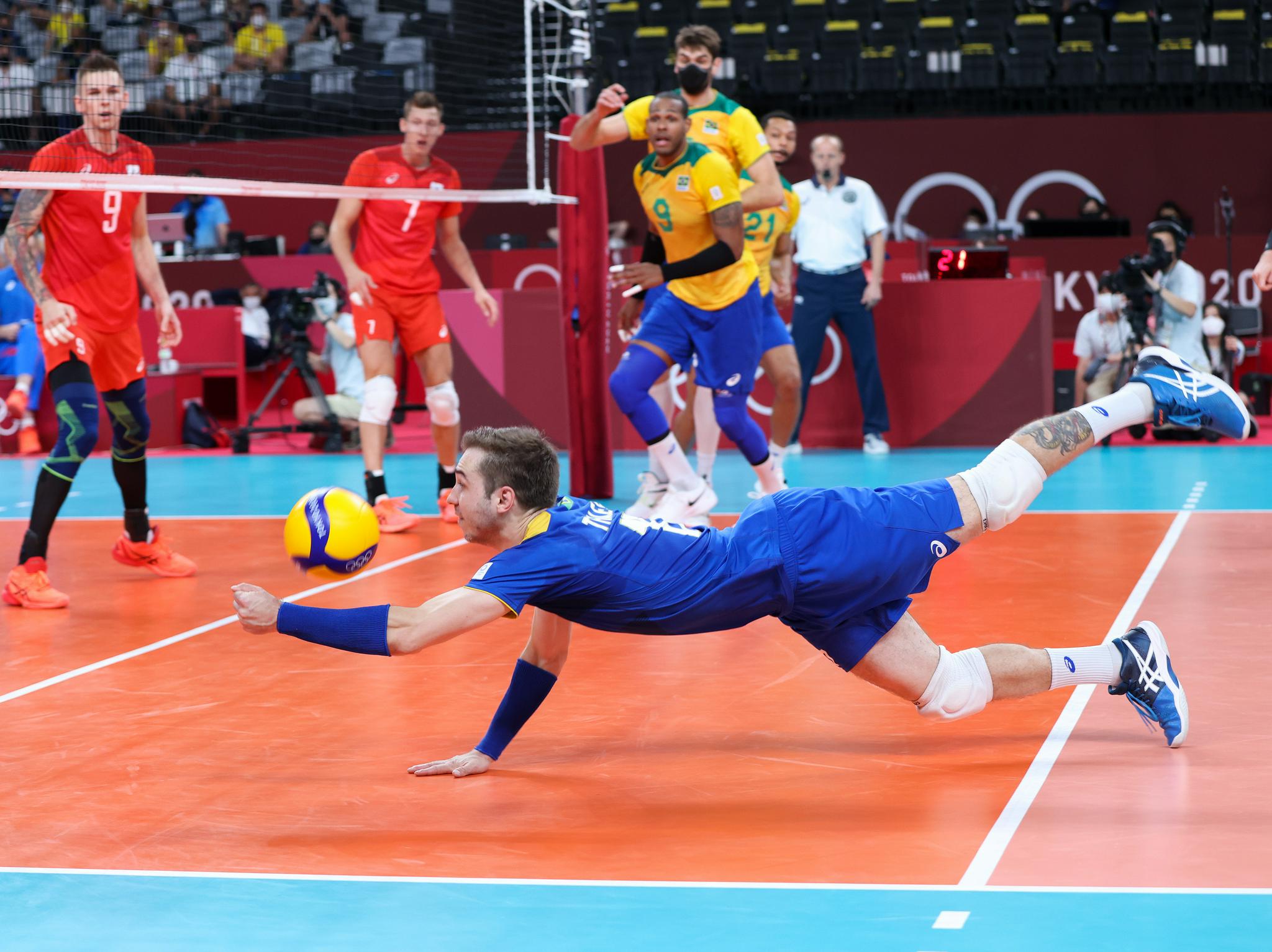 8月5日,俄罗斯运动员沃尔科夫在比赛中庆祝得分.新华社记者丁汀摄