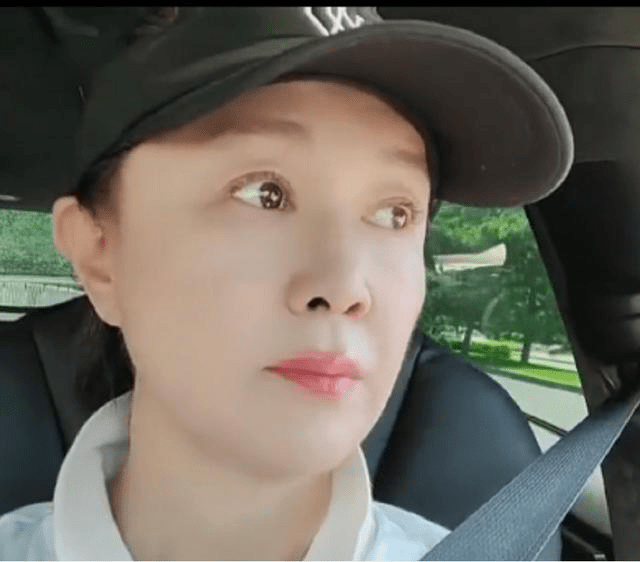 傅艺伟57岁的面容有皱纹才真实美颜的又白又假没一点老人样