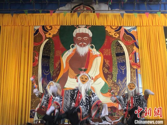 扎西曲登社区在进行雅砻扎西雪巴藏戏表演。 中新网 左宇坤 摄
