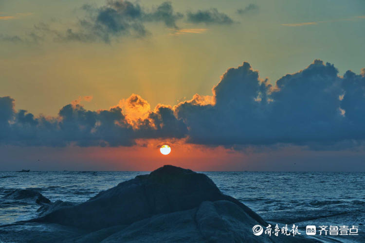 情报站快来看日照灯塔风景区海边日出霞光四射可以这么美