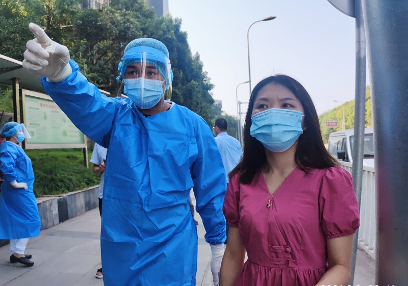 包括测温,查看行程记录,分流群众,协助医务人员开展核酸采样和接种