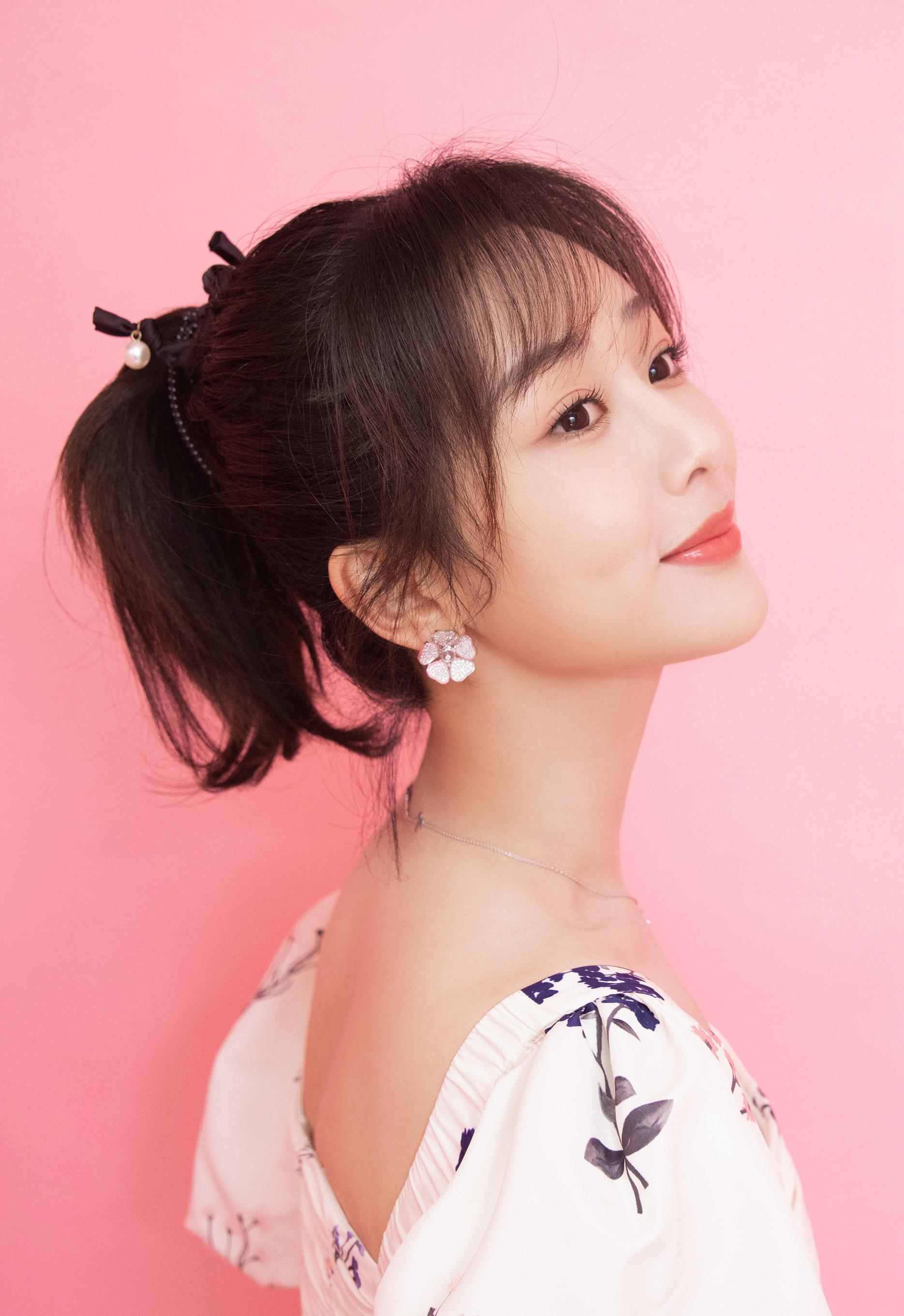 杨紫晒泡泡袖印花连衣裙自拍网友窗外美景窗内美女我爱了