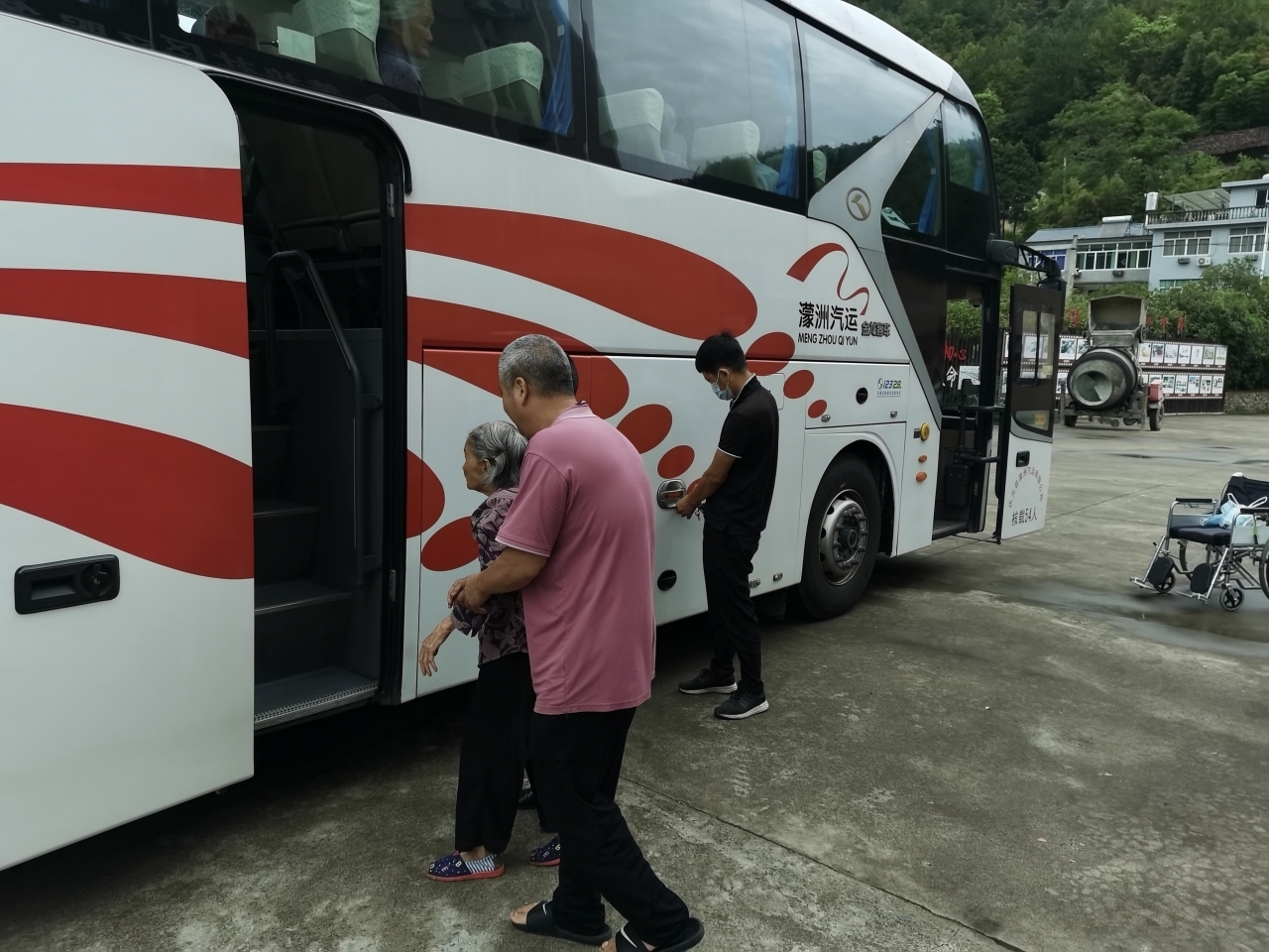 专车接送 庆元山区群众接种疫苗更安心