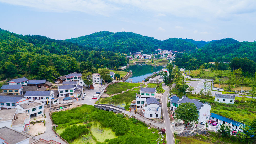 水墨侗乡——黄家寨(万山区融媒体中心供图)