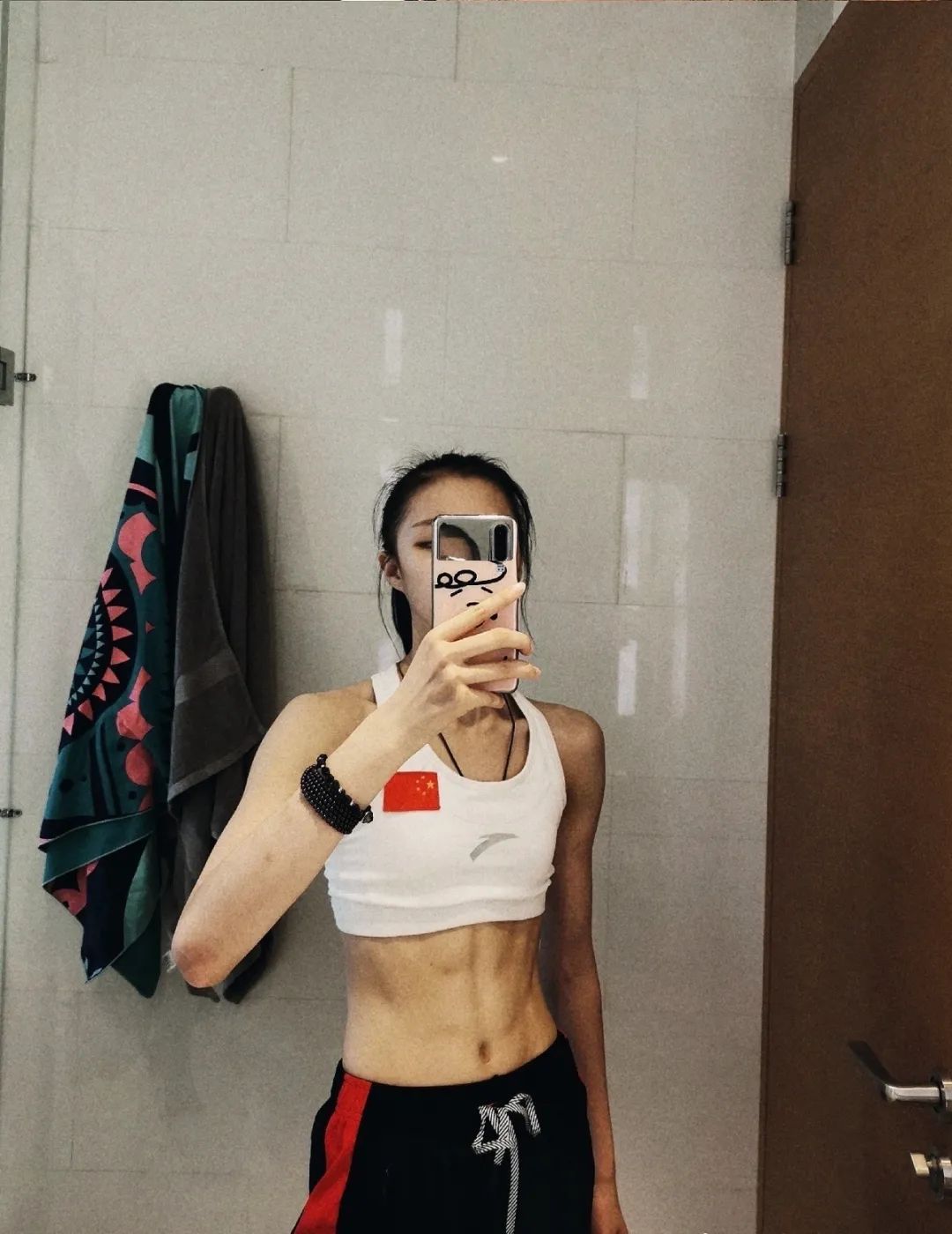 这腹肌,这直角肩爱了~~6,中国跳水运动员张家齐这个2004年出生的小