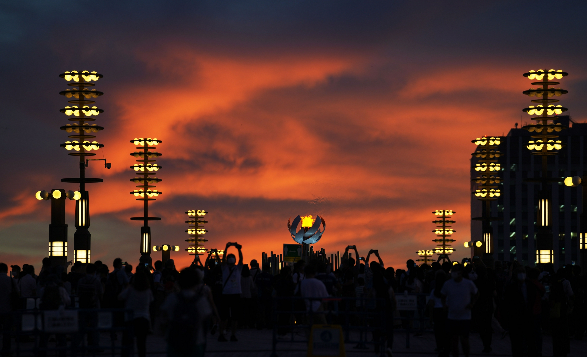 这是8月5日傍晚拍摄的东京奥运会圣火台.新华社记者 李尕 摄