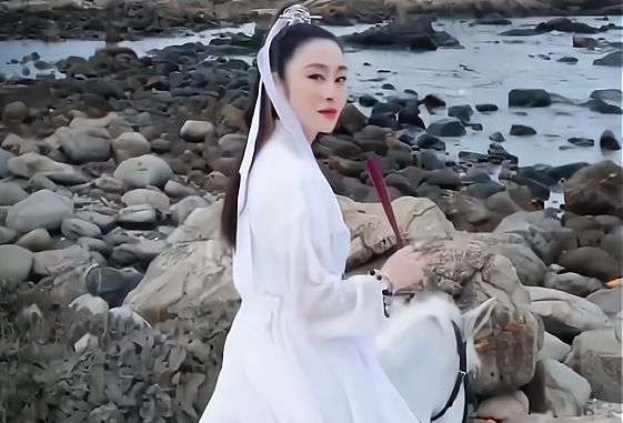 张敏28年后再扮赵敏再现骑马回眸一笑颜值在线似冻龄