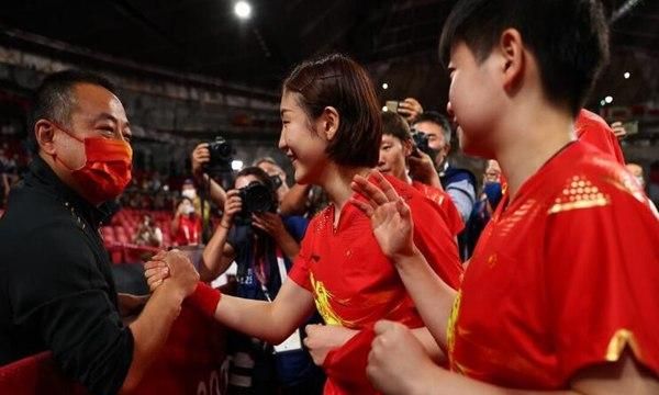 刘国梁战前动员画面：疯狂进攻!精辟点评伊藤美诚攻强守弱休闲区蓝鸢梦想 - Www.slyday.coM