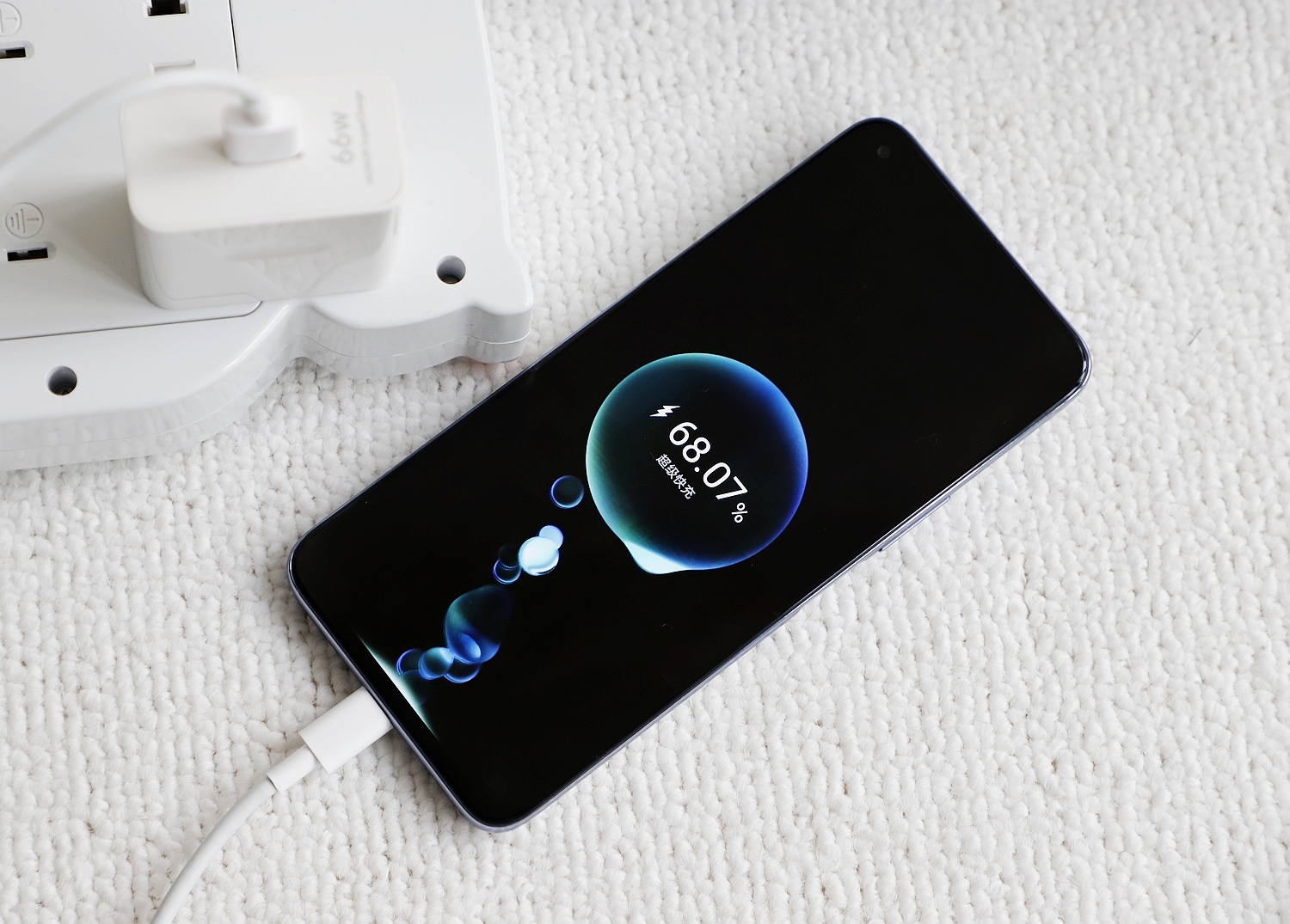 在充电方面,标配了66w超级快充头,电池容量是4300mah,可在15分钟内