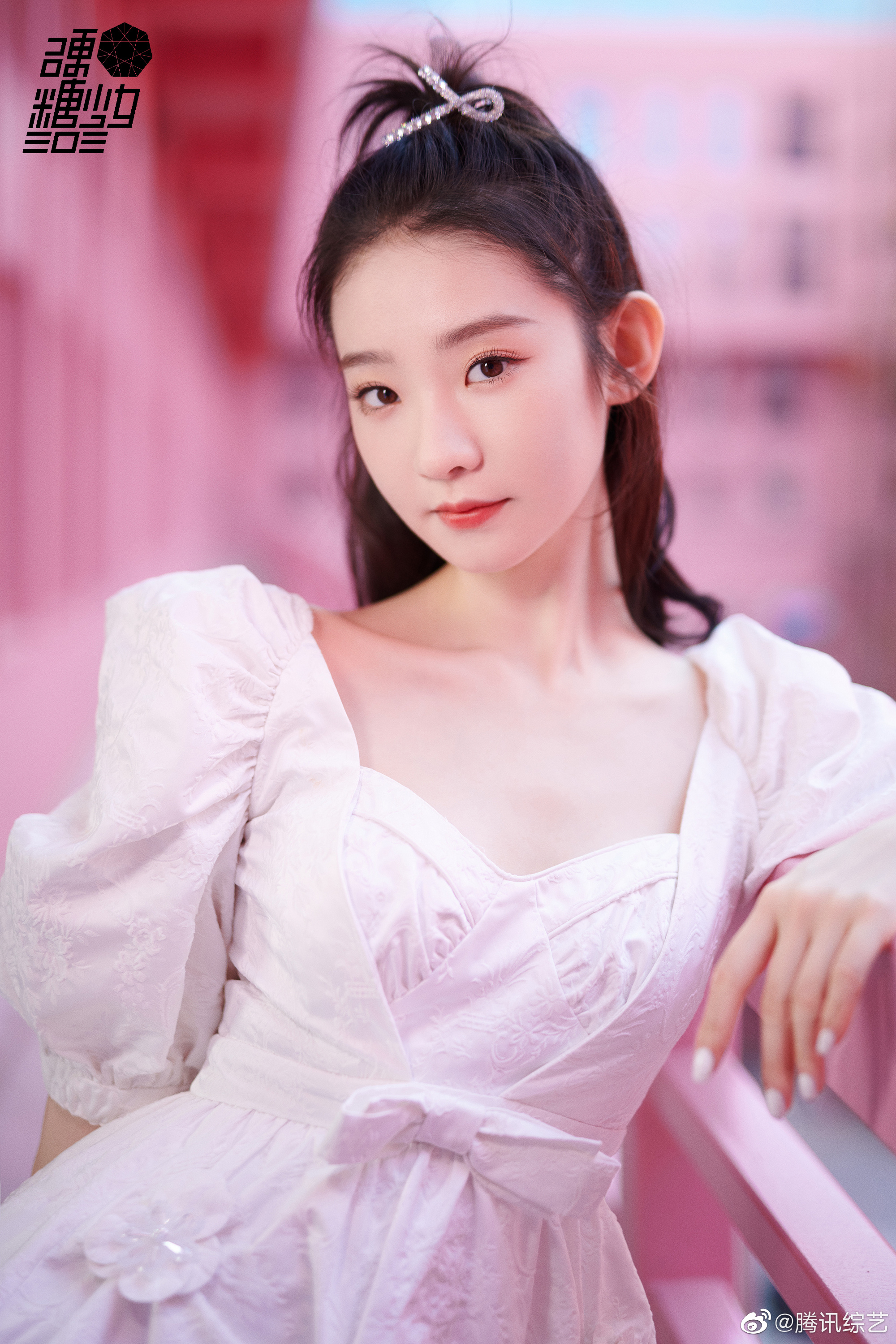 元气满满的硬糖少女303张艺凡今日直播造型定妆照