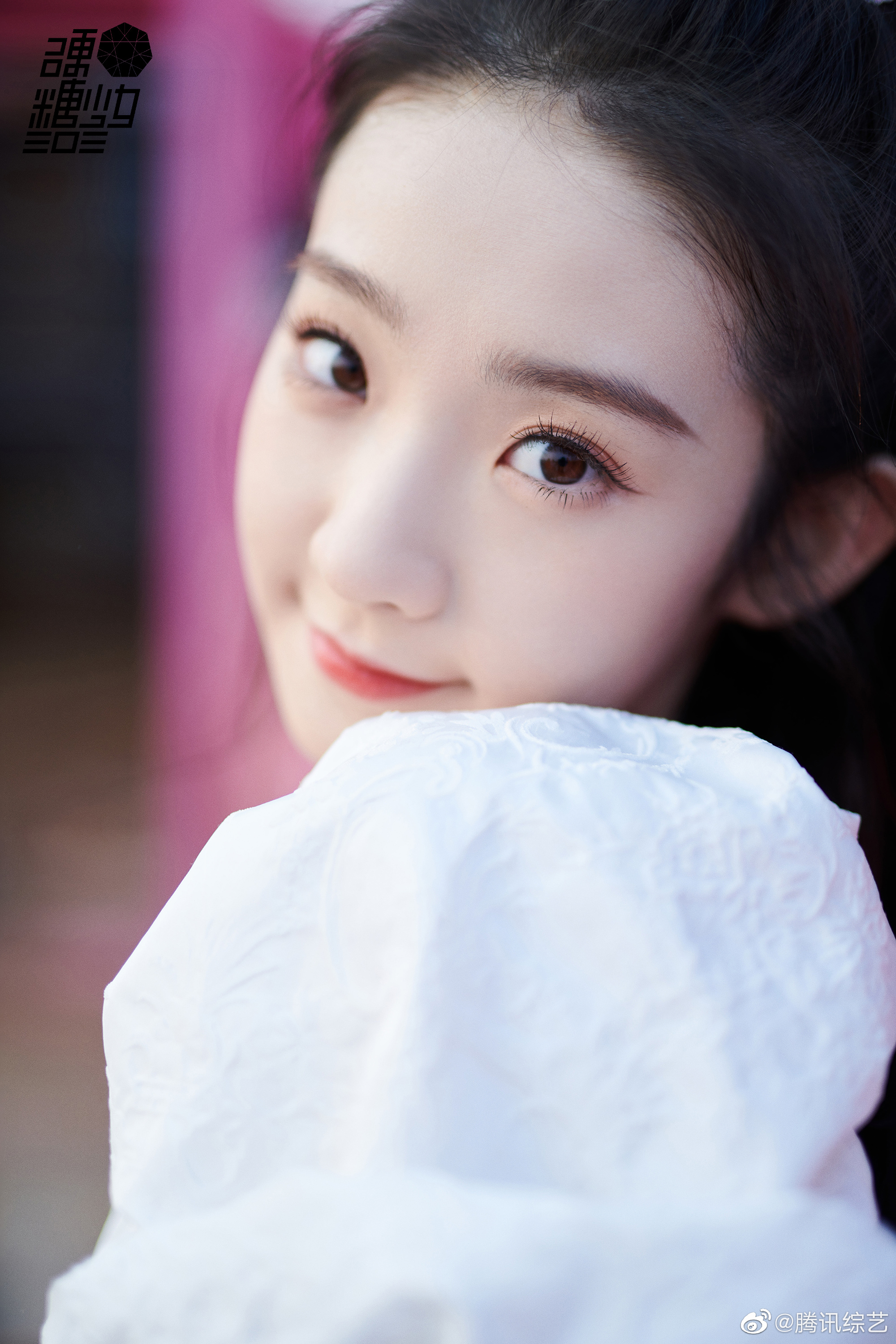 元气满满的硬糖少女303张艺凡今日直播造型定妆照