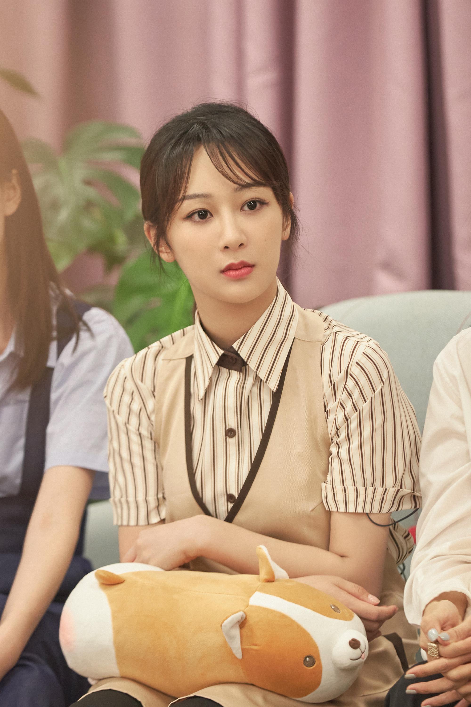 杨紫《萌探探探案》重现《欢乐颂》邱莹莹经典造型又萌又可爱!