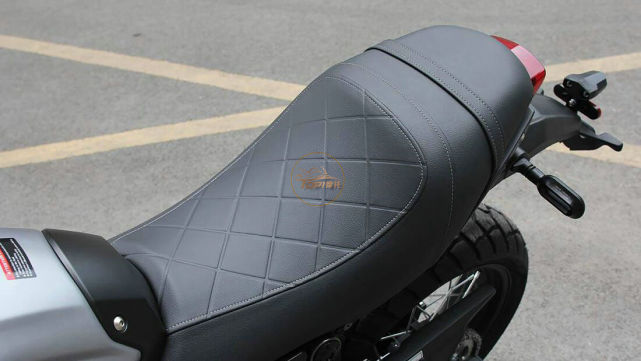 黑色的坐垫采用菱形缝线,座高为798mm,虽然棕色坐垫看起来更有档次