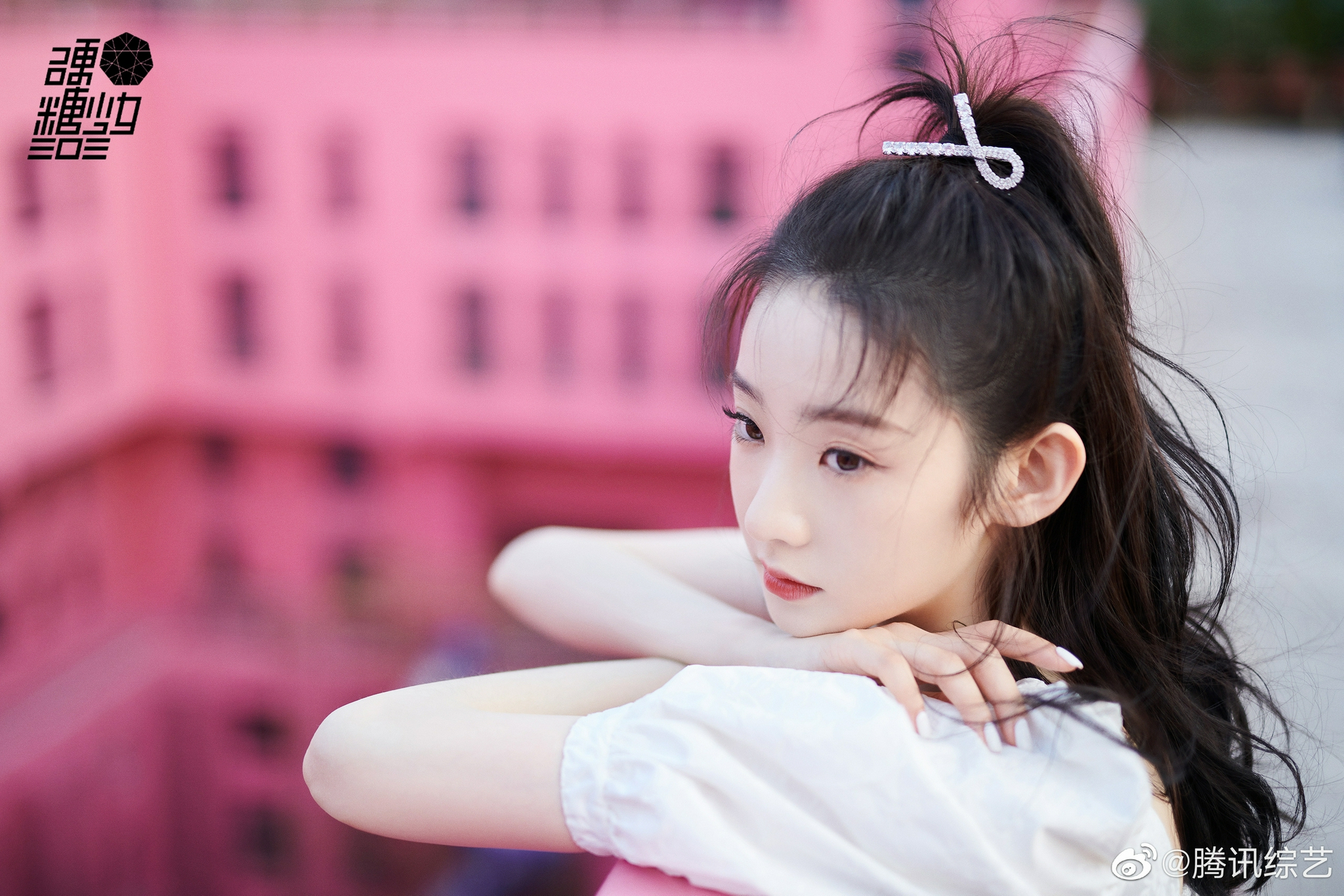 元气满满的硬糖少女303张艺凡今日直播造型定妆照