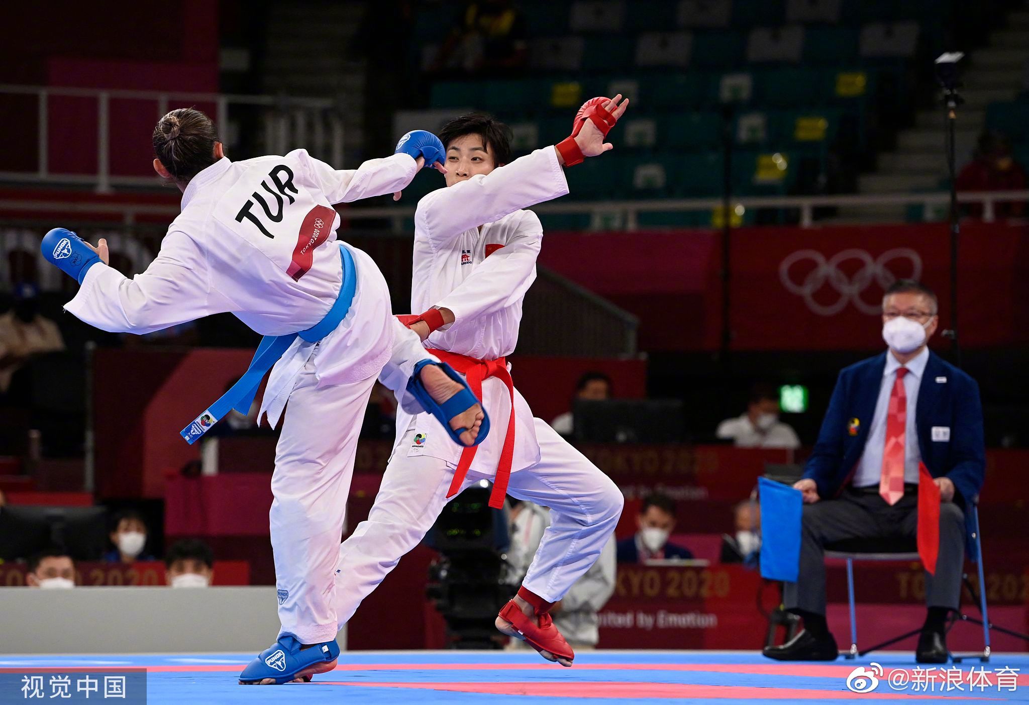 东京奥运会空手道组手比赛继续进行