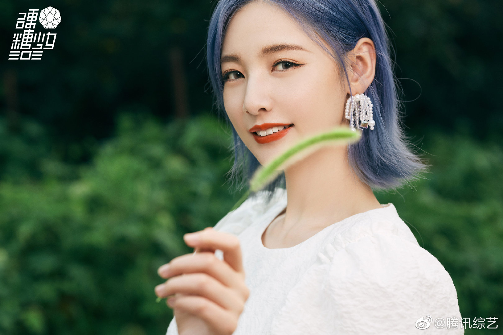 森林公主硬糖少女303赵粤最新定妆照蓝色编发展现温柔气质