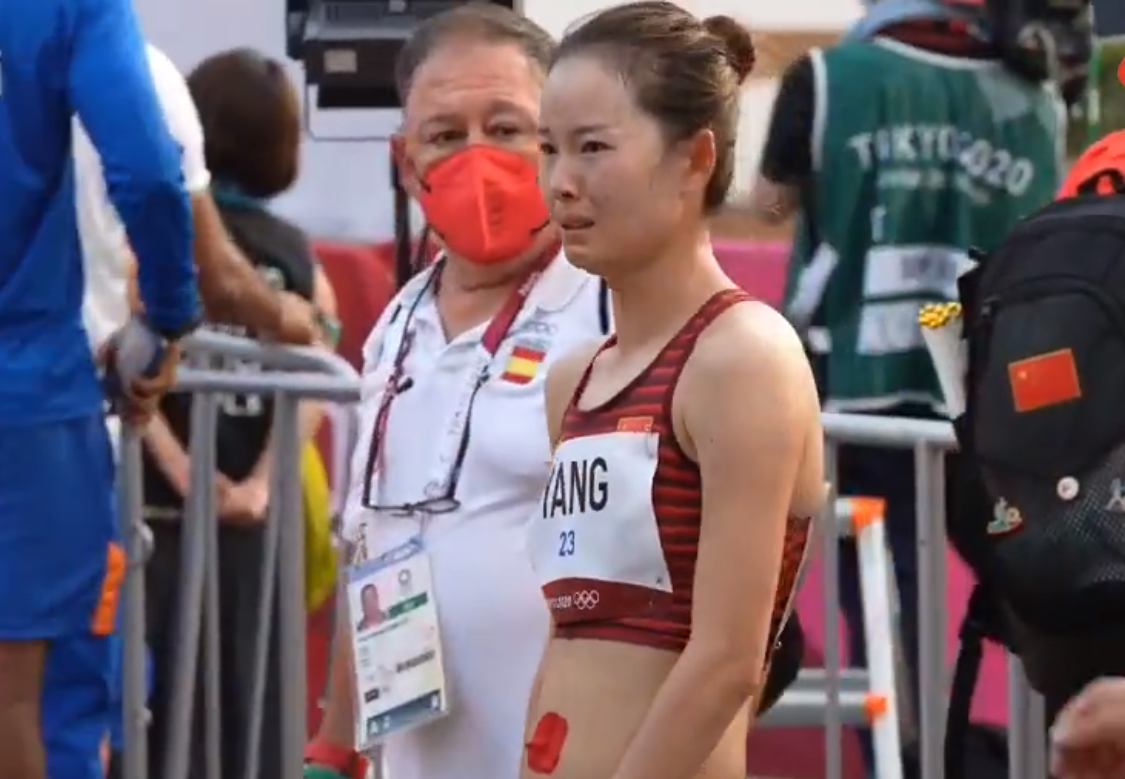 太心疼25岁杨家玉哭得好伤心不停抽泣教练安慰输赢正常