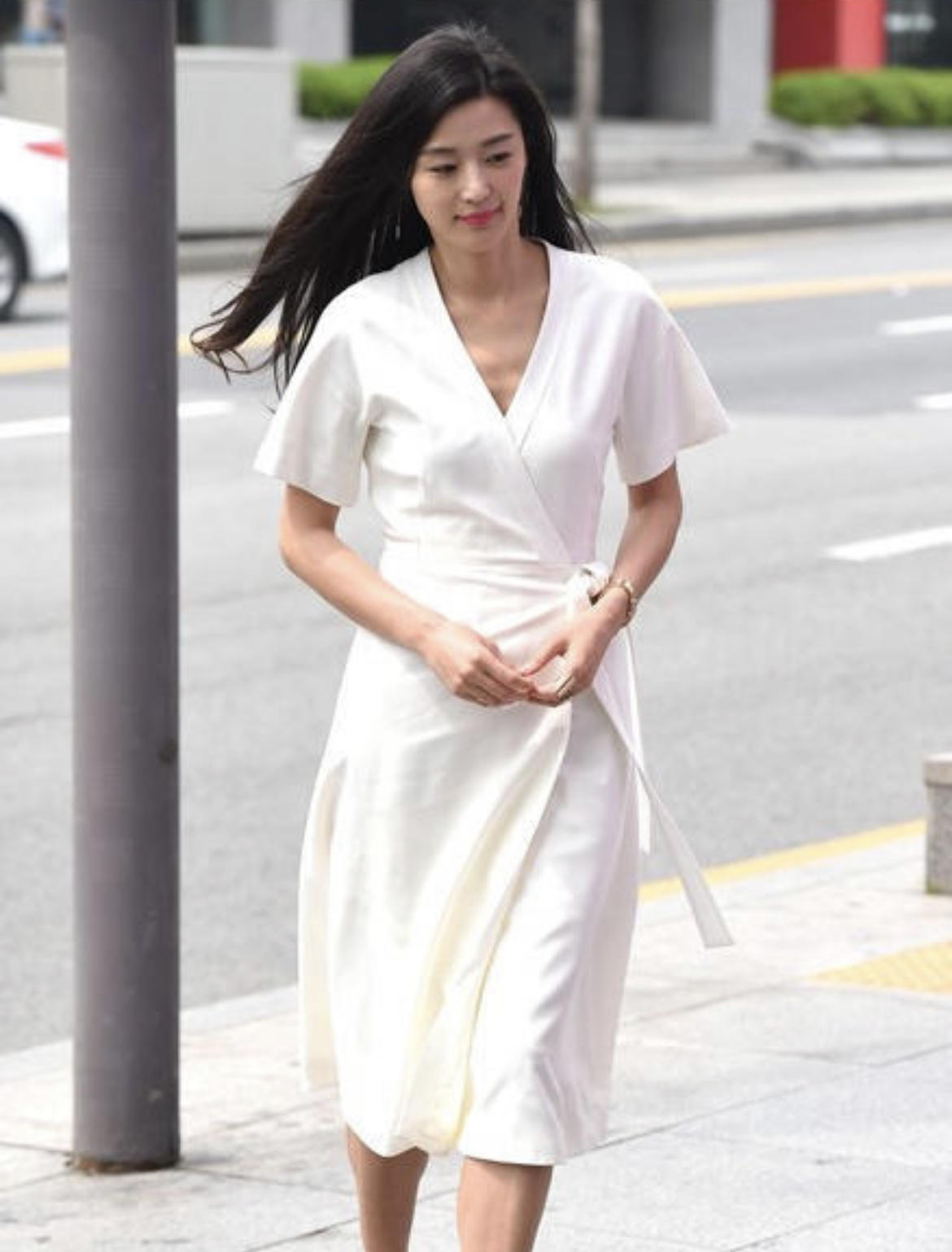 全智贤气质绝了深v连衣裙成熟精致又有气场到哪都是c位