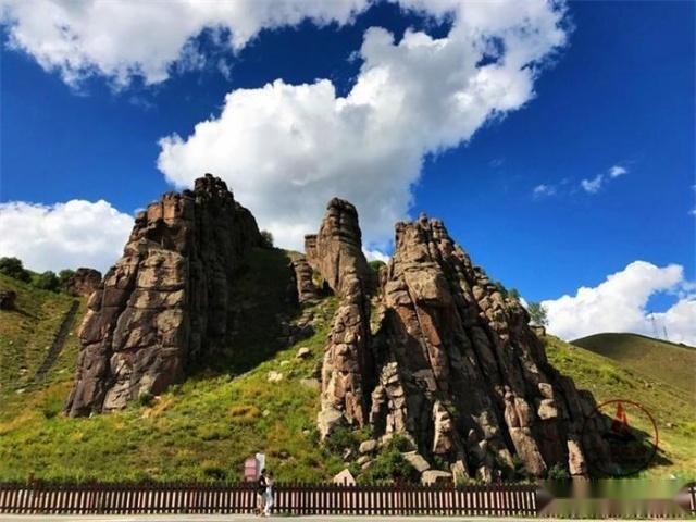 阿尔山最美的山峰一座红褐色的石砬子山峰冬季有独特韵味