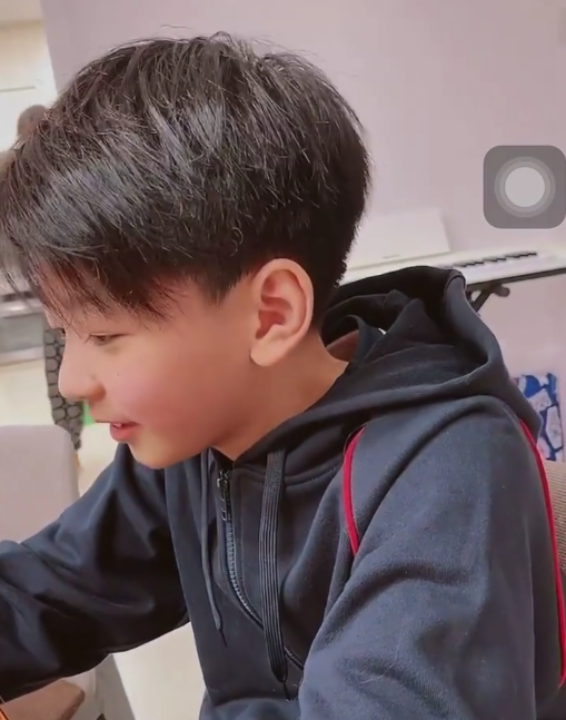 张柏芝晒二儿子近照年仅11岁对镜躲闪好腼腆长相比谢霆锋清秀