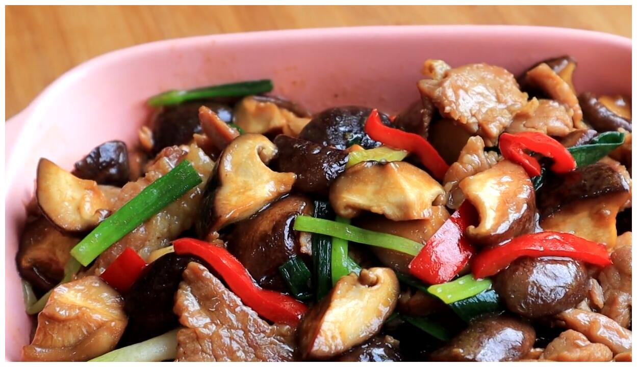 鲜香滑嫩的香菇炒肉好吃下饭大家赶紧收藏起来做底牌吧