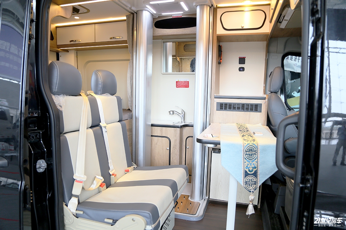 短轴高顶布局带来极简主义 高性价比的七狼大通v90房车