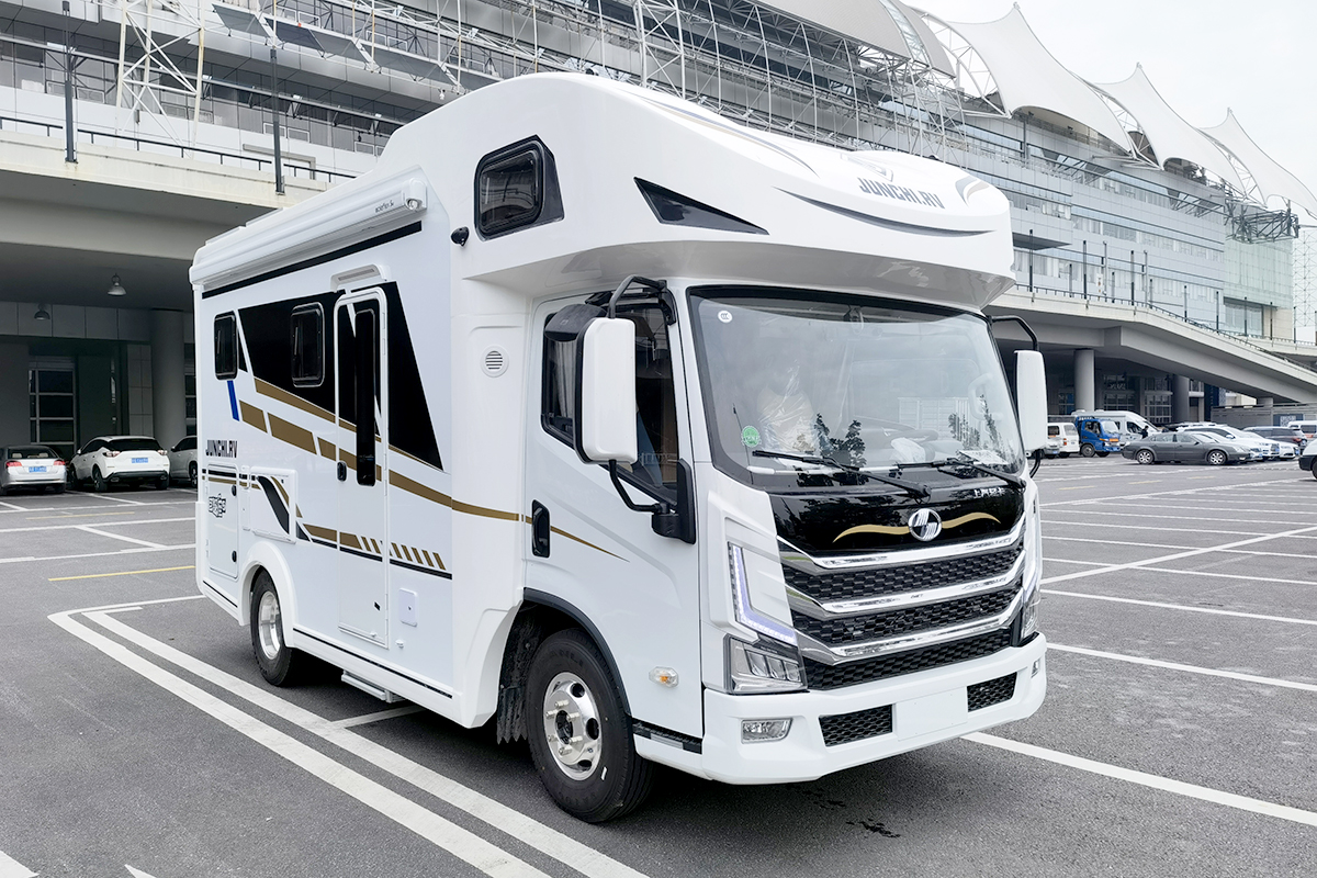 2021骏驰巨蟹座小改款房车基于上汽跃进h500底盘打造,车身尺寸为5995