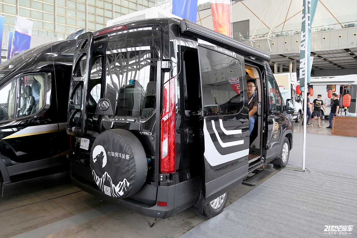 短轴高顶布局带来极简主义 高性价比的七狼大通v90房车