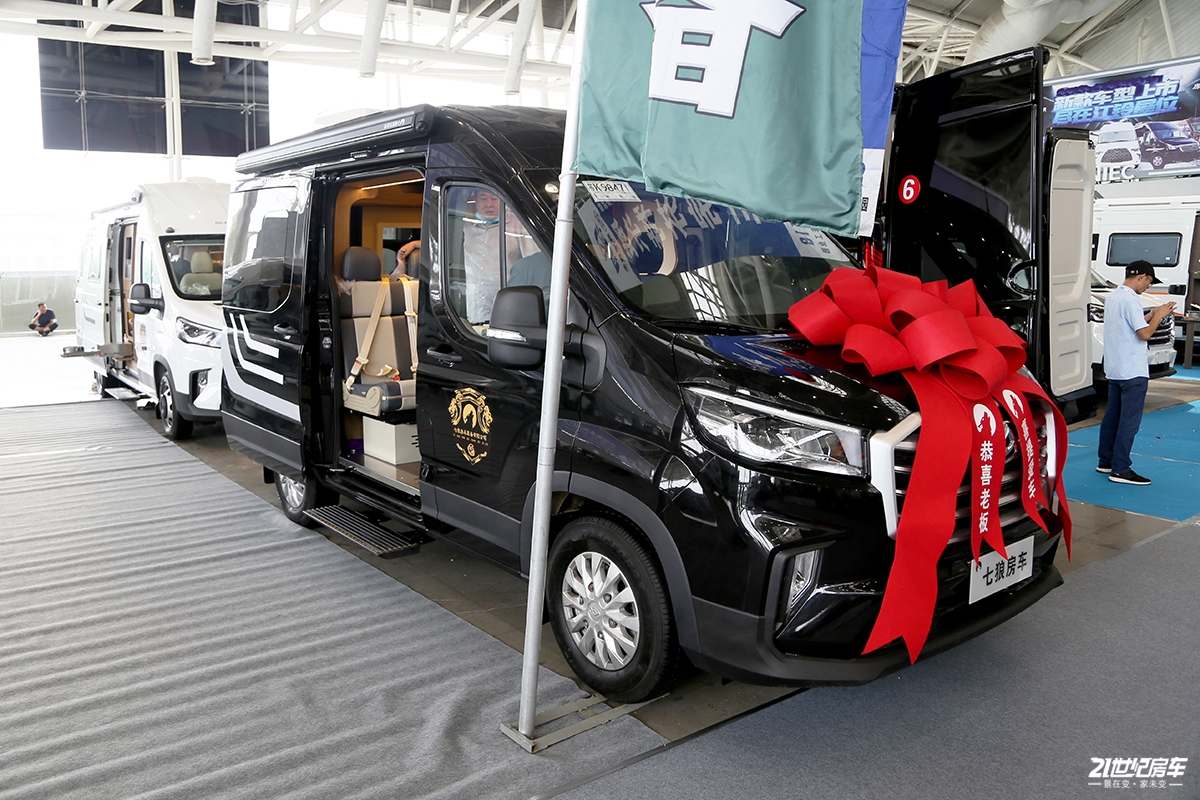 短轴高顶布局带来极简主义 高性价比的七狼大通v90房车